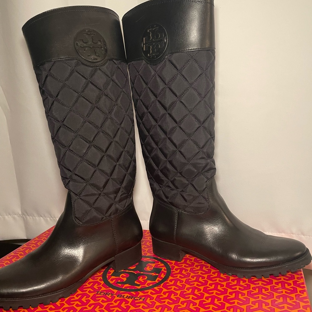Tory Burch Black Quilted Heeled Boots
Or BEST OFFER 
AUTHENTIC WITH THE BOX